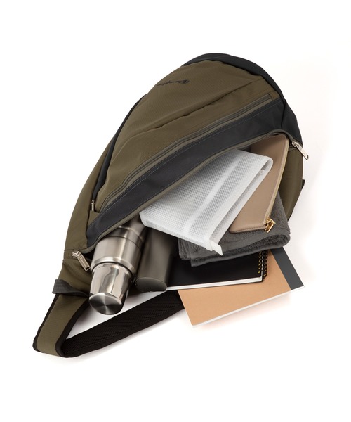 Champion(チャンピオン)の「Champion/チャンピオン ブライアン ショルダーバッグ B4サイズ 14L 塾バッグ No.63826(ショルダーバッグ・キッズ・ネイビー/ブラック/カーキ・FREE)」の18枚目の写真