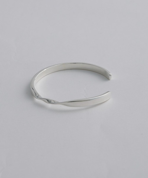 Lui's（ルイス）の「アクセサリーブランド【Ah / アー】ONEツイストバングル（バングル/リストバンド・メンズ・シルバー・FREE）」の2枚目の写真