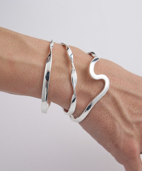 Lui's（ルイス）の「アクセサリーブランド【Ah / アー】ONEツイストバングル（バングル/リストバンド・メンズ・シルバー・FREE）」の3枚目の写真