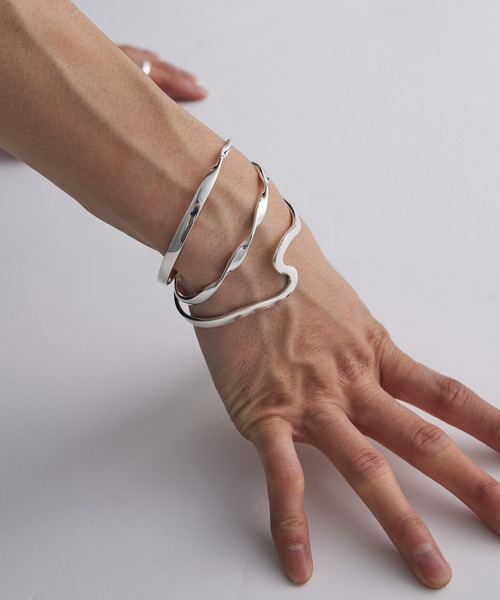 Lui's（ルイス）の「アクセサリーブランド【Ah / アー】ONEツイストバングル（バングル/リストバンド・メンズ・シルバー・FREE）」の4枚目の写真