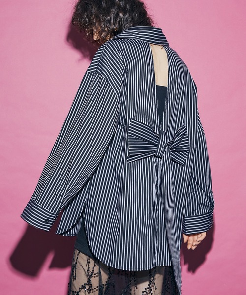 uyu.（ウユ）の「バックオープンリボンオーバーシャツ（シャツ/ブラウス・レディース・ブラック/グレー/ホワイト/ホワイト×ブラック・FREE）」の4枚目の写真