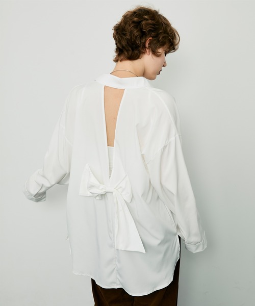 uyu.（ウユ）の「バックオープンリボンオーバーシャツ（シャツ/ブラウス・レディース・ブラック/グレー/ホワイト/ホワイト×ブラック・FREE）」の2枚目の写真