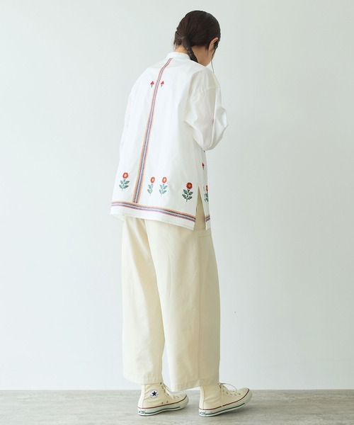 yuni（ユニ ）の「コットンエンブロイダリーシャツ 1701BL009242