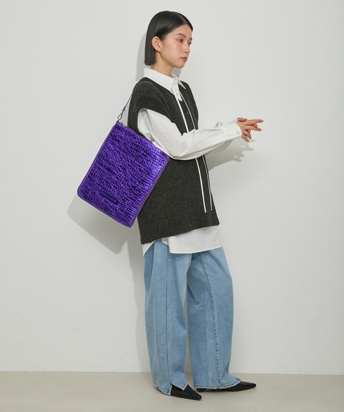 ADAM ET ROPE'(アダムエロペ)の「【サステナブル】メタリック2WAYタブレットケース(ショルダーバッグ・レディース・ブラック/パープル/シルバー/イエロー・FREE)」の7枚目の写真
