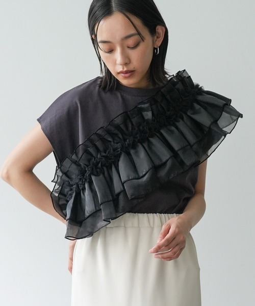 mili an deni(ミリアンデニ)の「異素材アシメフリルTシャツ(Tシャツ/カットソー・レディース・チャコールグレー/オフホワイト・M)」の2枚目の写真