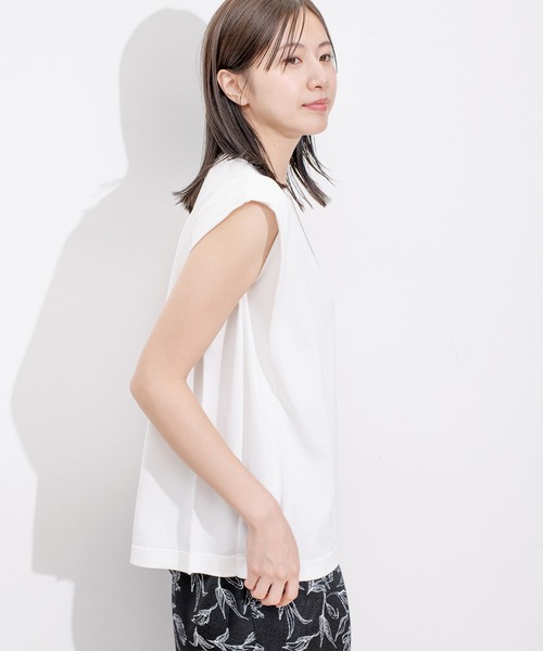 Jayro(ジャイロ)の「脇タックノースリーブニットプルオーバー(Tシャツ/カットソー・レディース・ホワイト系その他/ホワイト系その他2/ブルー/ブラック・M)」の17枚目の写真