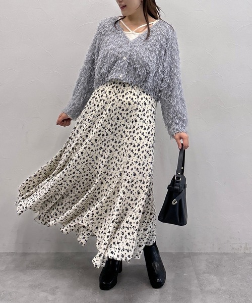 mysty woman(ミスティウーマン)の「フラッフィーVネックロングスリーブニット 232601(カーディガン/ボレロ・レディース・グレイッシュブルー/アイボリー/ブラック・FREE)」の21枚目の写真