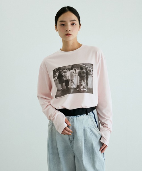 ADAM ET ROPE'(アダムエロペ)の「Elliott Erwitt フォトロンT(Tシャツ/カットソー・レディース・ホワイト系その他2/ホワイト系その他/ピンク/ピンク系その他2・FREE)」の2枚目の写真