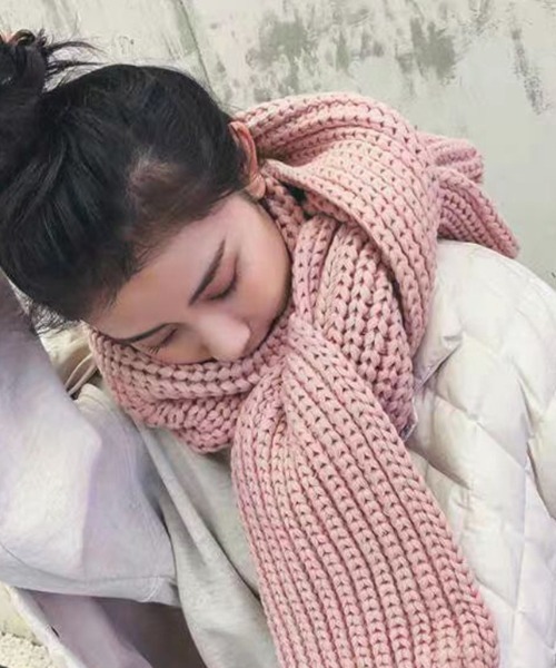 VIBGYOR Women(ヴィブジョー ウィメン)の「【urge select】リブ編み 無地 ローゲージ ニットマフラー(マフラー・レディース・オフホワイト/グレー/ブラック/ピンク/レッド/イエロー/ブラウン・FREE)」の6枚目の写真