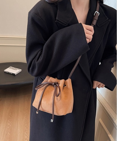FREE STYLISTS(フリー スタイリスト)の「Y2K リボン エコレザー巾着バッグ 2way(ショルダーバッグ・レディース・ライトブラウン/ブラック/ブラウン/ダークブラウン・FREE)」の12枚目の写真