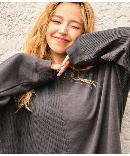 anap mimpi（アナップミンピ）の「ワッフル×裏毛スウェット 異素材 切り替え　トップス（スウェット・レディース・ダークグレー/モカ/キナリ・FREE）」の17枚目の写真