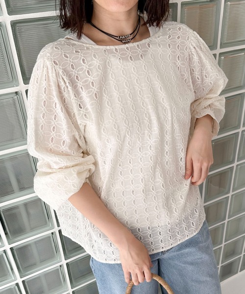 Doux archives（ドゥアルシーヴ）の「カットレース2wayブラウス（シャツ/ブラウス・レディース・アイボリー/ブラック・FREE）」の2枚目の写真