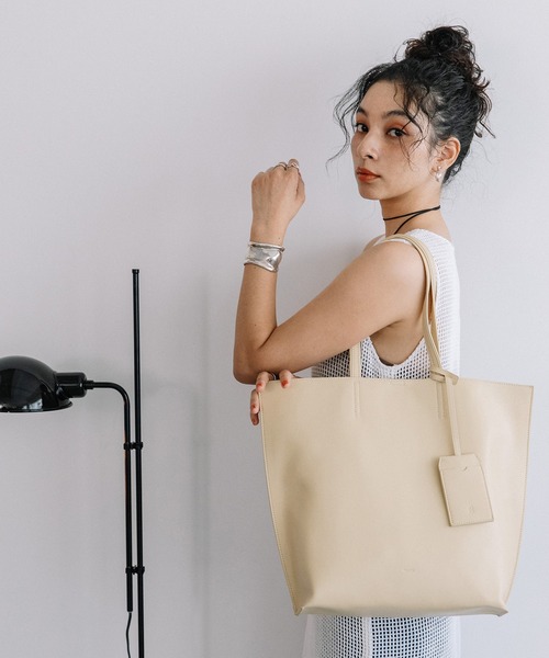 Beau're（ヴュレ）の「BEAURE ヴュレ パスケース付き A4 トート（トートバッグ・レディース・ペールイエロー/ブラック/ベージュ/シルバー/ブラウン・FREE）」の18枚目の写真