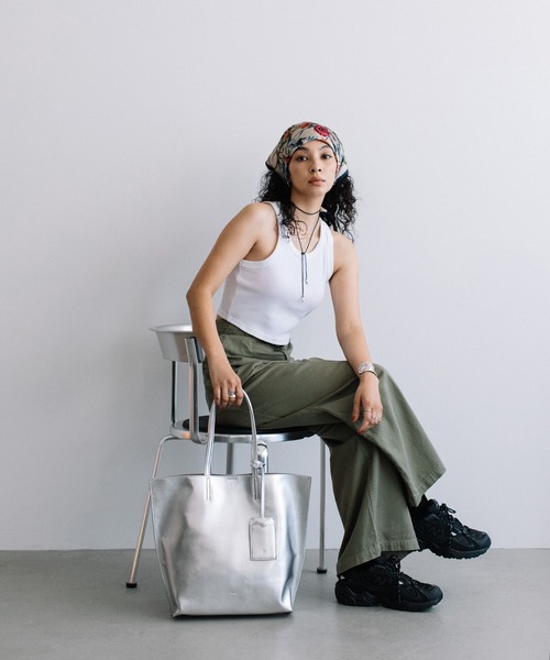 Beau're（ヴュレ）の「BEAURE ヴュレ パスケース付き A4 トート（トートバッグ・レディース・ペールイエロー/ブラック/ベージュ/シルバー/ブラウン・FREE）」の11枚目の写真