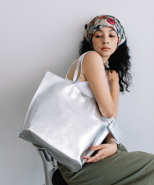 Beau're（ヴュレ）の「BEAURE ヴュレ パスケース付き A4 トート（トートバッグ・レディース・ペールイエロー/ブラック/ベージュ/シルバー/ブラウン・FREE）」の12枚目の写真