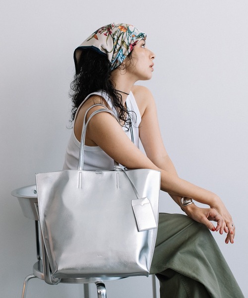 Beau're（ヴュレ）の「BEAURE ヴュレ パスケース付き A4 トート（トートバッグ・レディース・ペールイエロー/ブラック/ベージュ/シルバー/ブラウン・FREE）」の13枚目の写真