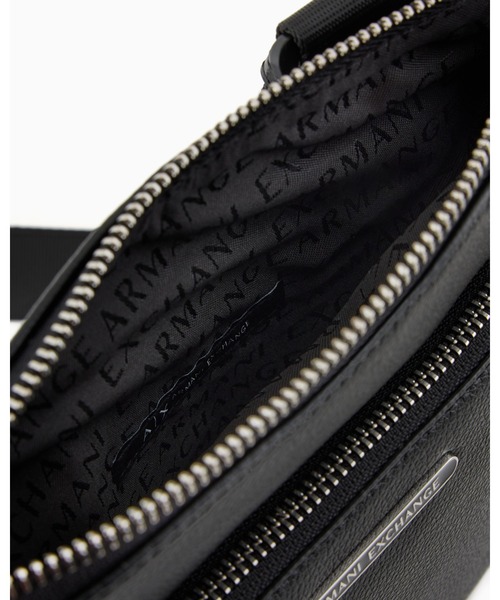 ARMANI EXCHANGE(アルマーニエクスチェンジ)の「【A|X アルマーニ エクスチェンジ】<オンライン限定>AXロゴ フラットショルダーバッグ(ショルダーバッグ・メンズ・ブラック・FREE)」の4枚目の写真