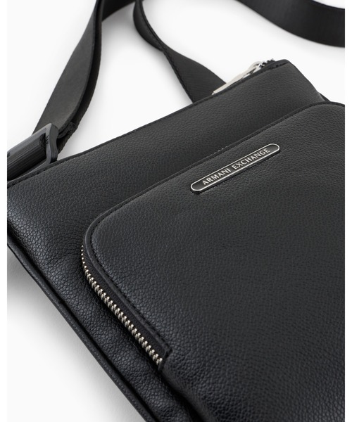 ARMANI EXCHANGE(アルマーニエクスチェンジ)の「【A|X アルマーニ エクスチェンジ】<オンライン限定>AXロゴ フラットショルダーバッグ(ショルダーバッグ・メンズ・ブラック・FREE)」の5枚目の写真