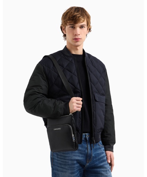 ARMANI EXCHANGE(アルマーニエクスチェンジ)の「【A|X アルマーニ エクスチェンジ】<オンライン限定>AXロゴ フラットショルダーバッグ(ショルダーバッグ・メンズ・ブラック・FREE)」の6枚目の写真