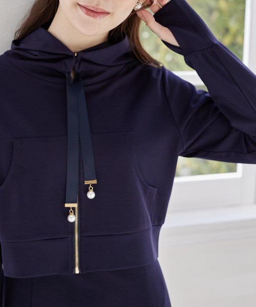 tocco closet(トッコ クローゼット)の「UVカット♪パールチャーム付きジップパーカー(パーカー・レディース・オフホワイト/ブラック/ネイビー・M)」の3枚目の写真