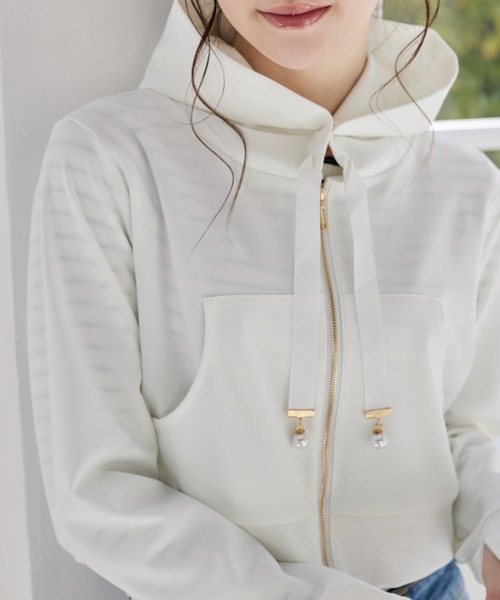 tocco closet(トッコ クローゼット)の「UVカット♪パールチャーム付きジップパーカー(パーカー・レディース・オフホワイト/ブラック/ネイビー・M)」の1枚目の写真
