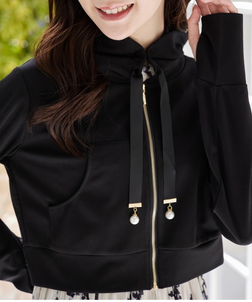 tocco closet(トッコ クローゼット)の「UVカット♪パールチャーム付きジップパーカー(パーカー・レディース・オフホワイト/ブラック/ネイビー・M)」の2枚目の写真