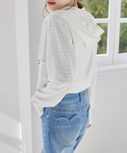 tocco closet(トッコ クローゼット)の「UVカット♪パールチャーム付きジップパーカー(パーカー・レディース・オフホワイト/ブラック/ネイビー・M)」の7枚目の写真