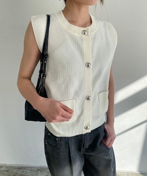 ECLAM(クラム)の「BIGボタンニットベスト(ベスト・レディース・ブラック/グレイッシュベージュ/アイボリー・M)」の18枚目の写真
