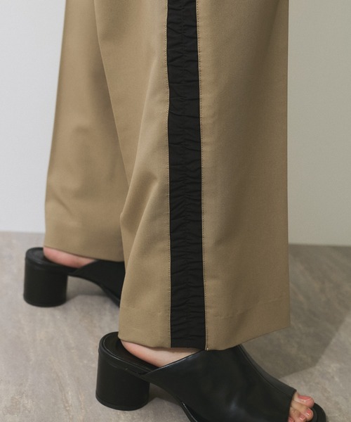 ADAM ET ROPE'（アダムエロペ）の「【WEB限定】サイドシャーリングラインワイドパンツ（その他パンツ・レディース・ベージュ系その他/ブラック・34/38/36）」の15枚目の写真