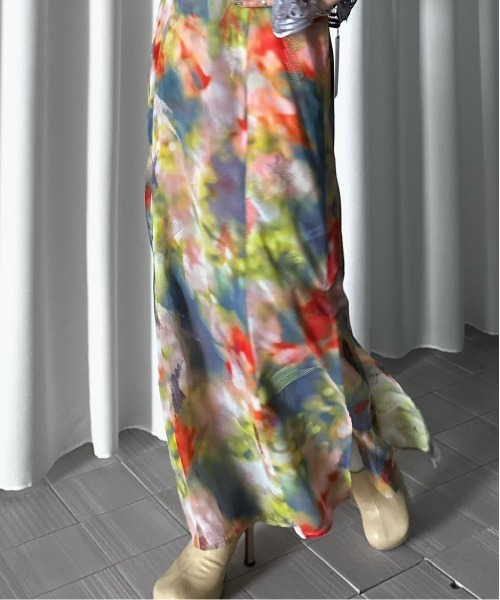 Ameri(アメリ)の「BLUR SCENERY SPIRAL SKIRT(スカート・レディース・グリーン/レッド/ブルー・SMALL/MEDIUM)」の21枚目の写真