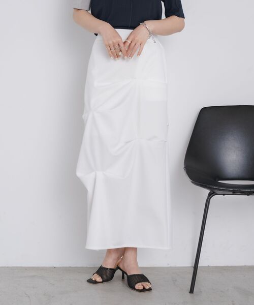 kivi(キヴィ)の「tuck drape skirt(スカート・レディース・ブラック/オフホワイト・FREE)」の2枚目の写真