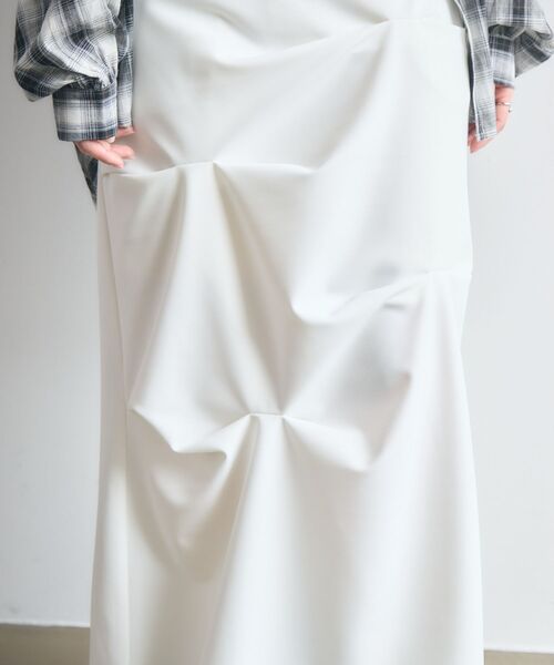kivi(キヴィ)の「tuck drape skirt(スカート・レディース・ブラック/オフホワイト・FREE)」の20枚目の写真