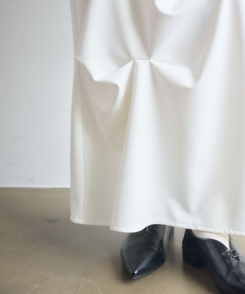 kivi(キヴィ)の「tuck drape skirt(スカート・レディース・ブラック/オフホワイト・FREE)」の21枚目の写真