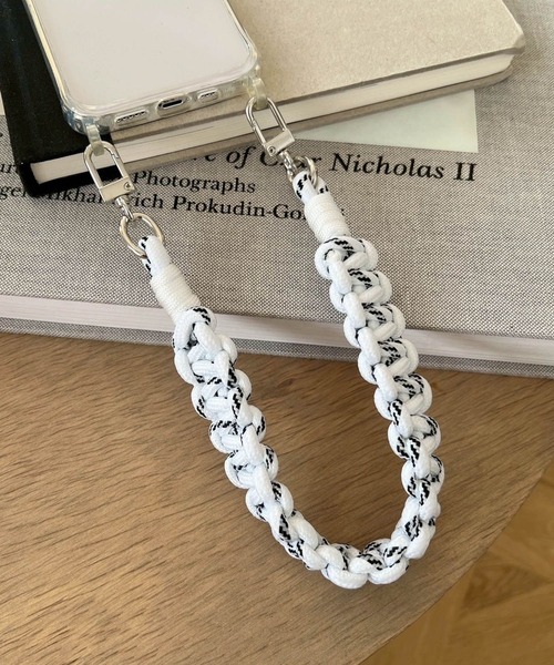 Me%（ミィパーセント）の「【ストラップシート付き】アミアミハンドルストラップ 327228（スマホグッズ・レディース・ブラック/ベージュ/ブラウン/オフホワイト/アイボリー・FREE）」の2枚目の写真