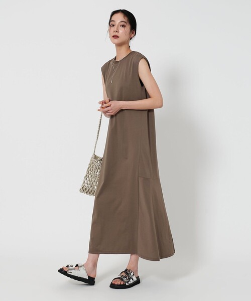 BEAUTY&YOUTH UNITED ARROWS（ビューティーアンドユースユナイテッドアローズ）の「【WEB限定 Wardrobe DAILY MINIMAL】ティアード フレンチスリーブワンピース －接触冷感/ウォッシャブルー（ワンピース・レディース・モカ/ロイヤルブルー/ブラック・FREE）」の2枚目の写真
