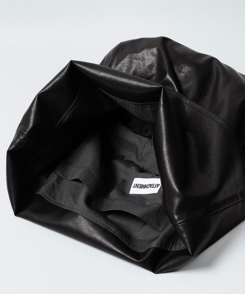 ATTACHMENT（アタッチメント）の「シンセティックレザー ショルダーバッグ / SYNTHETIC LEATHER SHOULDER BAG（ショルダーバッグ・メンズ・ブラック/ダークブラウン・ONE SIZE）」の7枚目の写真