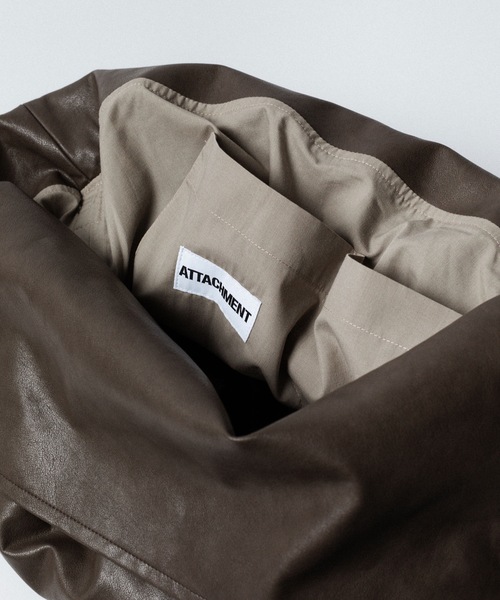 ATTACHMENT(アタッチメント)の「シンセティックレザー ショルダーバッグ / SYNTHETIC LEATHER SHOULDER BAG(ショルダーバッグ・メンズ・ブラック/ダークブラウン・ONE SIZE)」の6枚目の写真