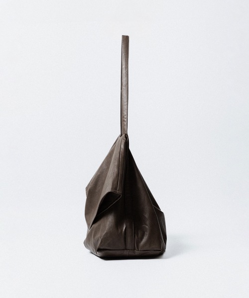 ATTACHMENT(アタッチメント)の「シンセティックレザー ショルダーバッグ / SYNTHETIC LEATHER SHOULDER BAG(ショルダーバッグ・メンズ・ブラック/ダークブラウン・ONE SIZE)」の4枚目の写真