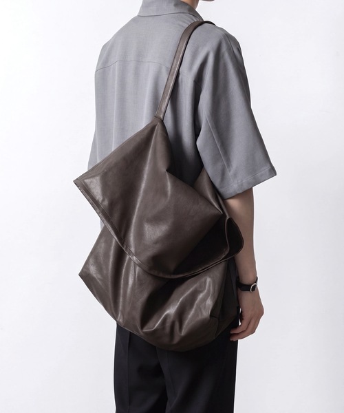 ATTACHMENT(アタッチメント)の「シンセティックレザー ショルダーバッグ / SYNTHETIC LEATHER SHOULDER BAG(ショルダーバッグ・メンズ・ブラック/ダークブラウン・ONE SIZE)」の9枚目の写真