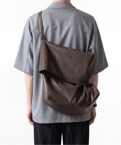 ATTACHMENT(アタッチメント)の「シンセティックレザー ショルダーバッグ / SYNTHETIC LEATHER SHOULDER BAG(ショルダーバッグ・メンズ・ブラック/ダークブラウン・ONE SIZE)」の10枚目の写真