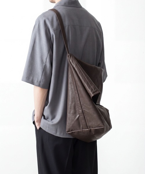 ATTACHMENT(アタッチメント)の「シンセティックレザー ショルダーバッグ / SYNTHETIC LEATHER SHOULDER BAG(ショルダーバッグ・メンズ・ブラック/ダークブラウン・ONE SIZE)」の11枚目の写真
