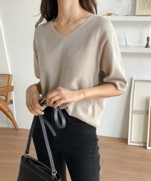 Beststore（ベストストア）の「【12色展開】”夏 ニットソー” 半袖  Vネック ニットプルオーバー（ニット/セーター・レディース・ダークグリーン/ネイビー/レッド/ピンク/ブラウン/キャメル/ホワイト/グレー/スカイブルー/ライトベージュ/ブラック/パープル/イエロー/ベージュ・FREE）」の5枚目の写真