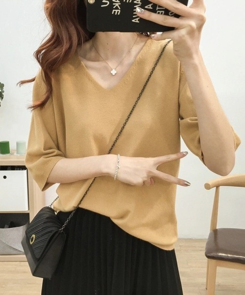 Beststore（ベストストア）の「【12色展開】”夏 ニットソー” 半袖  Vネック ニットプルオーバー（ニット/セーター・レディース・ダークグリーン/ネイビー/レッド/ピンク/ブラウン/キャメル/ホワイト/グレー/スカイブルー/ライトベージュ/ブラック/パープル/イエロー/ベージュ・FREE）」の12枚目の写真