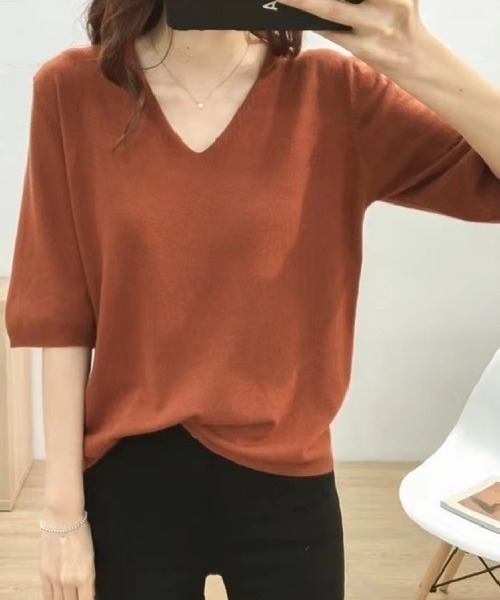 Beststore（ベストストア）の「【12色展開】”夏 ニットソー” 半袖  Vネック ニットプルオーバー（ニット/セーター・レディース・ダークグリーン/ネイビー/レッド/ピンク/ブラウン/キャメル/ホワイト/グレー/スカイブルー/ライトベージュ/ブラック/パープル/イエロー/ベージュ・FREE）」の4枚目の写真