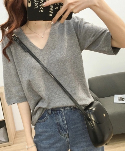 Beststore（ベストストア）の「【12色展開】”夏 ニットソー” 半袖  Vネック ニットプルオーバー（ニット/セーター・レディース・ダークグリーン/ネイビー/レッド/ピンク/ブラウン/キャメル/ホワイト/グレー/スカイブルー/ライトベージュ/ブラック/パープル/イエロー/ベージュ・FREE）」の3枚目の写真