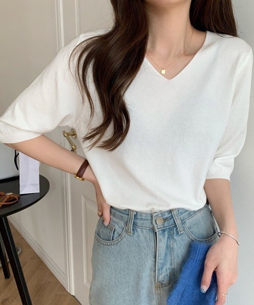 Beststore（ベストストア）の「【12色展開】”夏 ニットソー” 半袖  Vネック ニットプルオーバー（ニット/セーター・レディース・ダークグリーン/ネイビー/レッド/ピンク/ブラウン/キャメル/ホワイト/グレー/スカイブルー/ライトベージュ/ブラック/パープル/イエロー/ベージュ・FREE）」の2枚目の写真