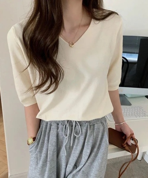 Beststore（ベストストア）の「【12色展開】”夏 ニットソー” 半袖  Vネック ニットプルオーバー（ニット/セーター・レディース・ダークグリーン/ネイビー/レッド/ピンク/ブラウン/キャメル/ホワイト/グレー/スカイブルー/ライトベージュ/ブラック/パープル/イエロー/ベージュ・FREE）」の6枚目の写真