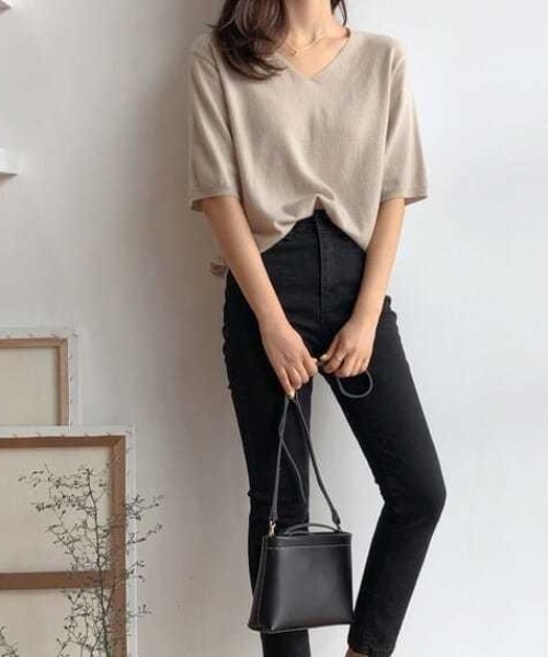 Beststore（ベストストア）の「【12色展開】”夏 ニットソー” 半袖  Vネック ニットプルオーバー（ニット/セーター・レディース・ダークグリーン/ネイビー/レッド/ピンク/ブラウン/キャメル/ホワイト/グレー/スカイブルー/ライトベージュ/ブラック/パープル/イエロー/ベージュ・FREE）」の17枚目の写真