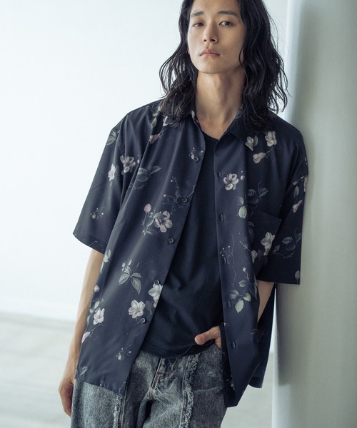RATTLE TRAP(ラトルトラップ)の「ルーズシルエット 総柄レギュラーカラードレープ半袖シャツ(シャツ/ブラウス・メンズ・ブラック×ホワイト/ブラック×グレー/ブラック×イエロー/ブラック×ブラック/ブラック系その他/ブラック×レッド・S/M/L/LL)」の2枚目の写真