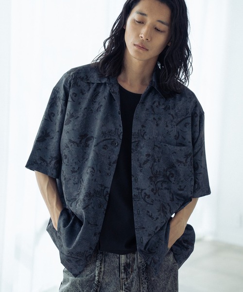 RATTLE TRAP(ラトルトラップ)の「ルーズシルエット 総柄レギュラーカラードレープ半袖シャツ(シャツ/ブラウス・メンズ・ブラック×ホワイト/ブラック×グレー/ブラック×イエロー/ブラック×ブラック/ブラック系その他/ブラック×レッド・S/M/L/LL)」の3枚目の写真